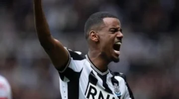 إيزاك يهز شباك ليفربول بهدف صاروخي خلال مواجهة الدوري الإنجليزي الممتاز